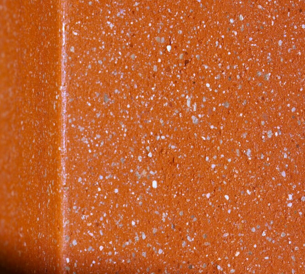 Détail de la terre cuite de Lumia Terracotta mettant en valeur sa couleur naturelle et sa texture artisanale