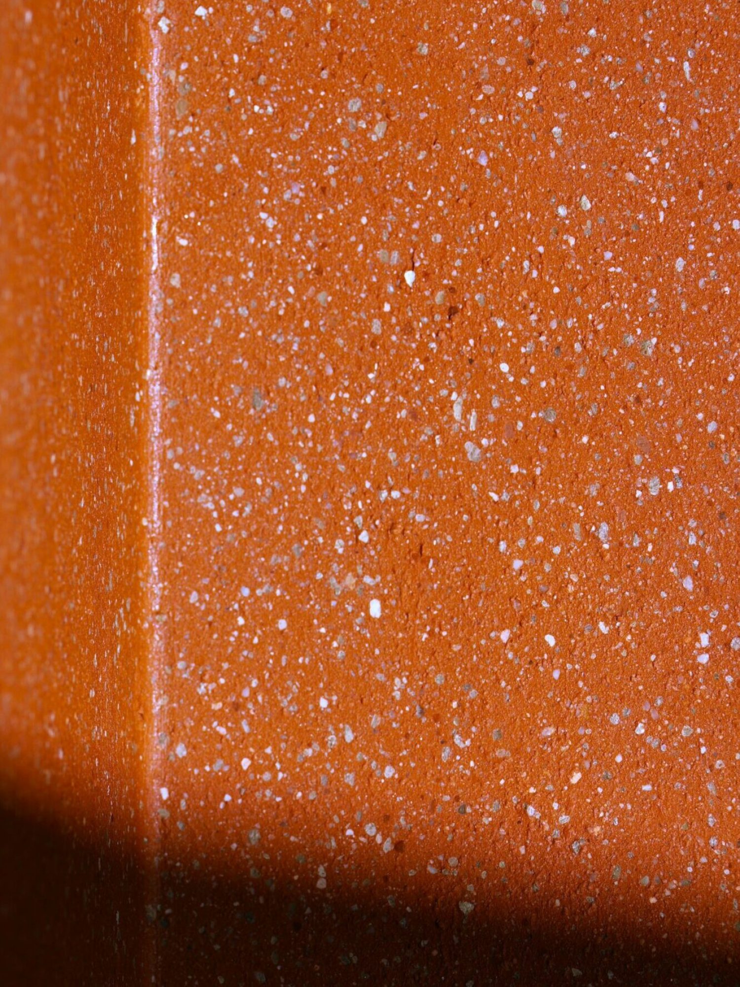 Détail de la terre cuite de Lumia Terracotta mettant en valeur sa couleur naturelle et sa texture artisanale