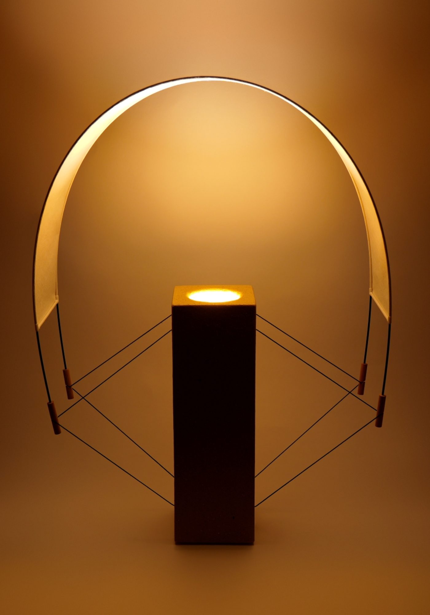 Lumia Terre Crue Allumée, lampe à poser design