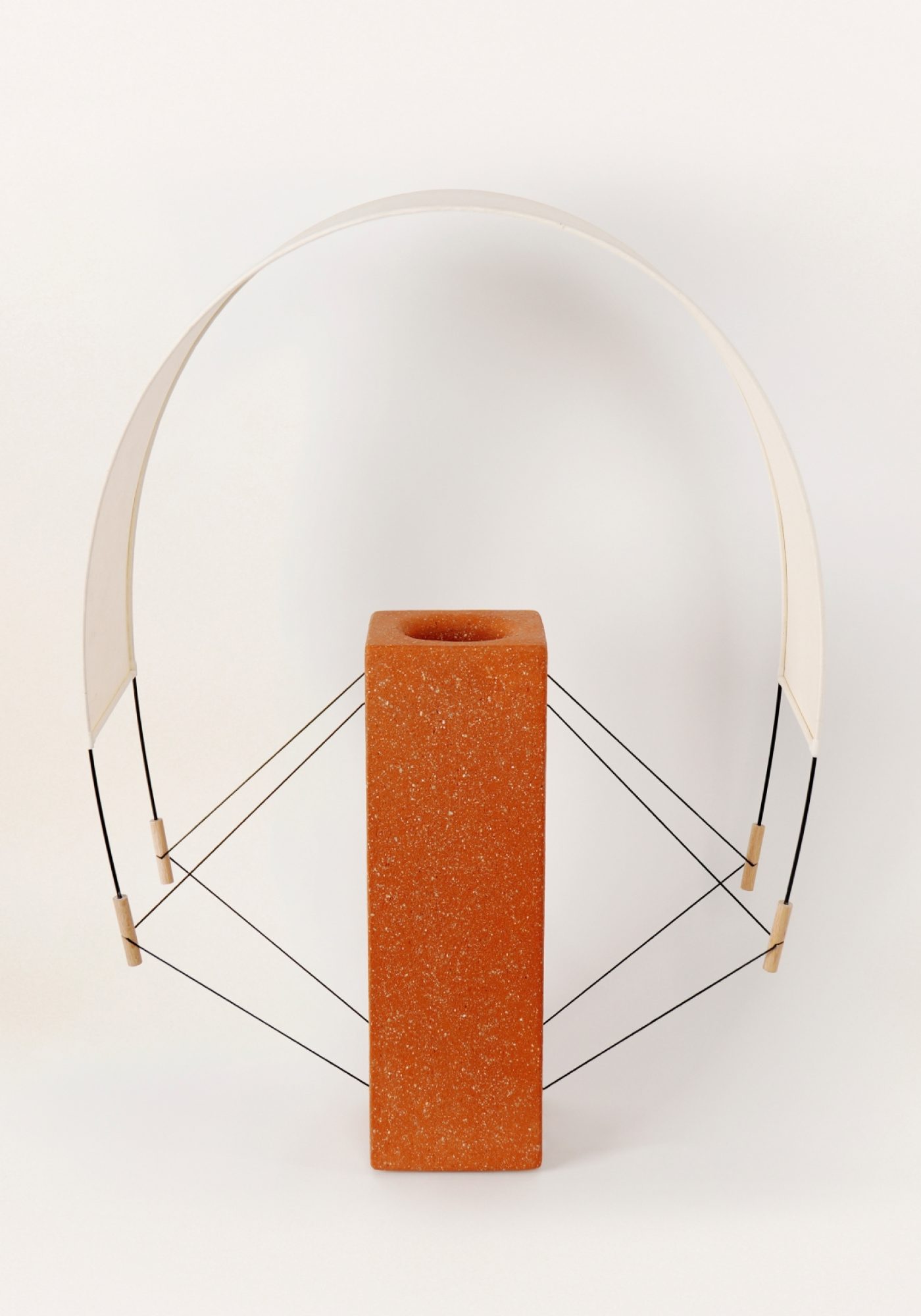 Photo Lumia lampe à poser de la Collection Aura réalisée par Maison Cédrat. Fabriqué en terre cuite et en papier japonais. De jour, éteinte, c'est une sculpture architecturale délicate et poétique.