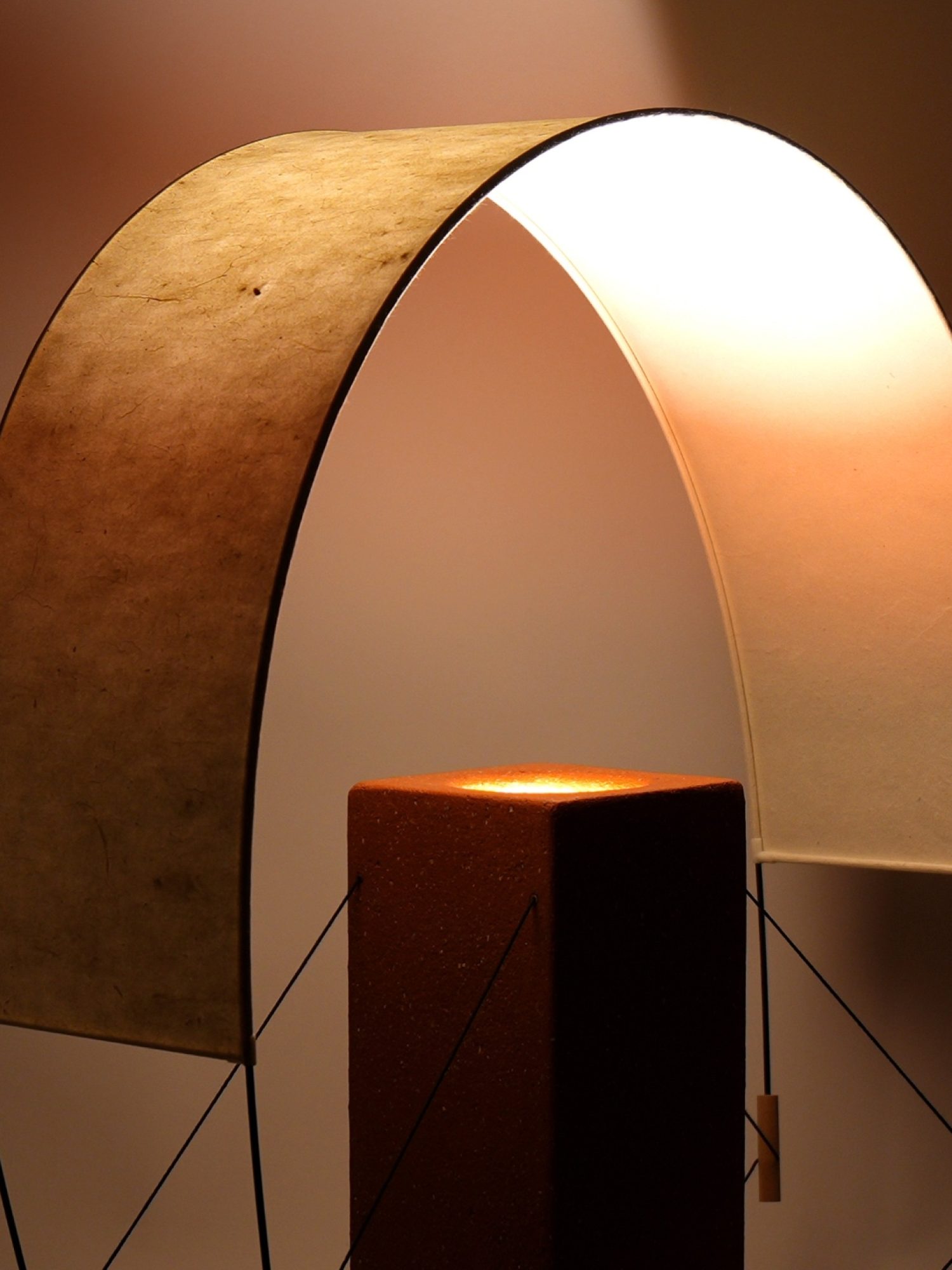 Détail de Lumia Terracotta en terre cuite et papier washi de la collection Aura par Maison Cédrat