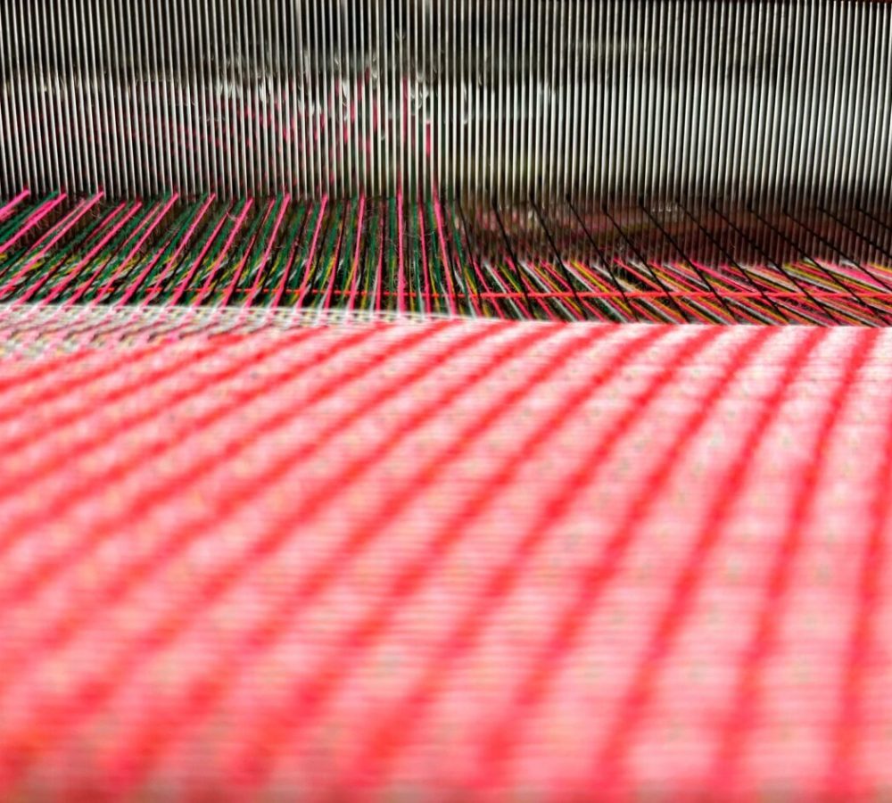 Étreinte – Zoom du métier à tisser du plaid chez Jarilux
